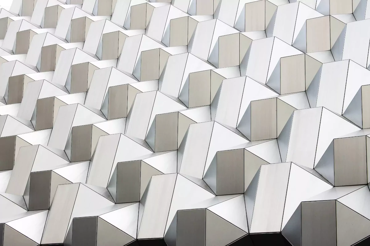 Weißes abstraktes geometrisches Kunstwerk aus Dresden, Deutschland